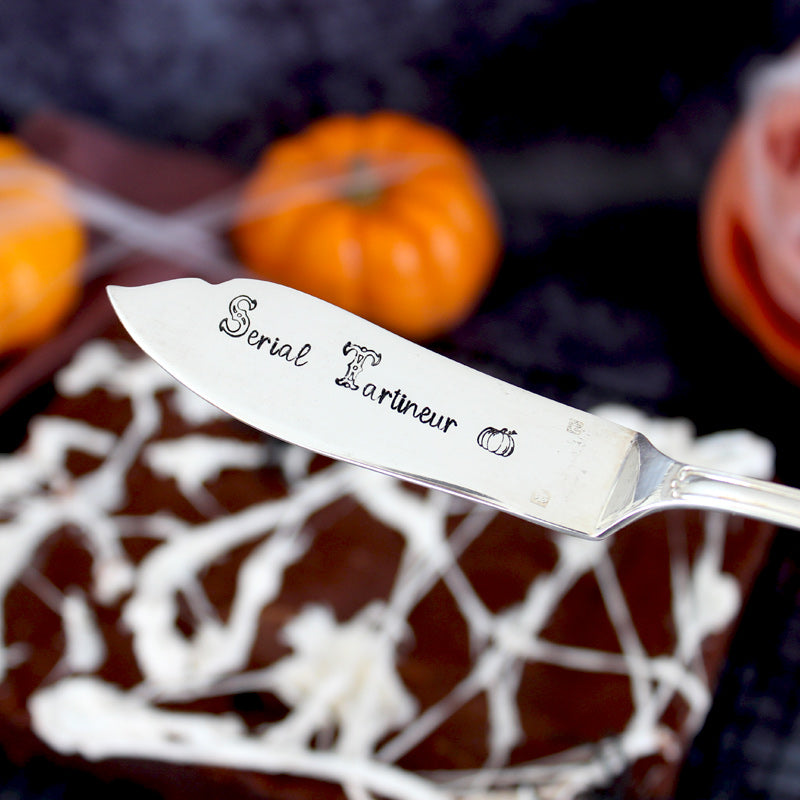 Cuillère à dessert gravée vintage : halloween et petite sorcière
